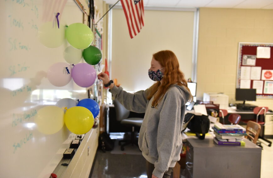 Balloon-popping activity helps students with accounting lessons