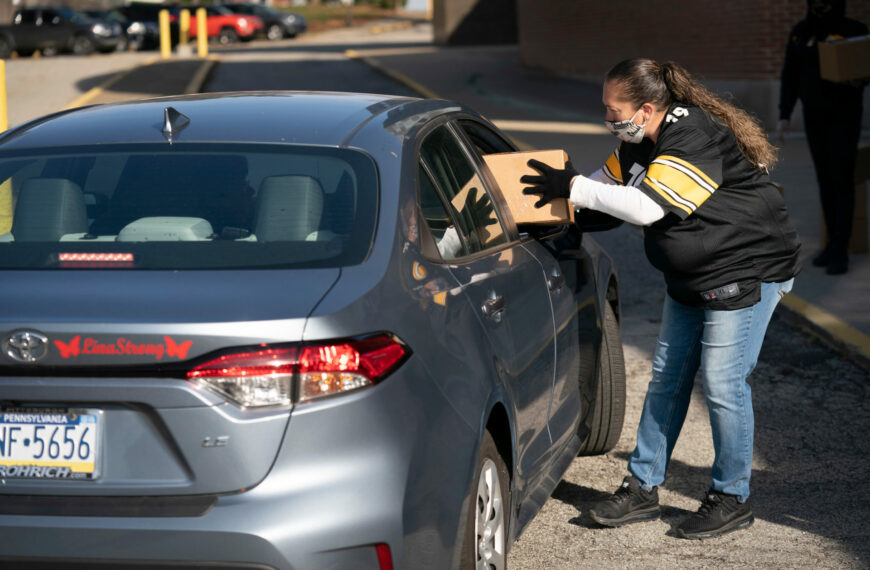 Meal kits brighten holidays for students