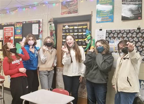 High school Spanish class students participate in El Año Nuevo tradition