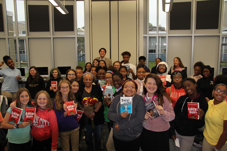 New York Times bestselling author visits Woodland Hills